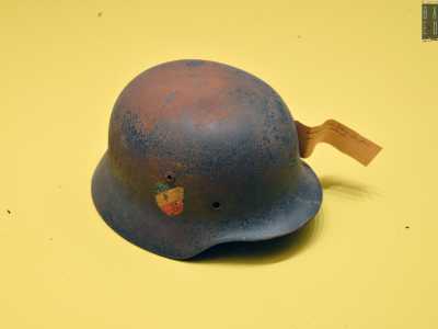 In un tavolo posto al centro della prima stanza ecco invece un elmetto tedesco m35 risalente alla Seconda guerra mondiale...